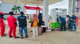 Tim pengawas dari PT Pertamina, Meteorologi, dan Kementerian Perdagangan melakukan inspeksi di SPBU Rama Barru setelah ditemukan dugaan kecurangan dalam takaran BBM, Kamis (13/3/2025).