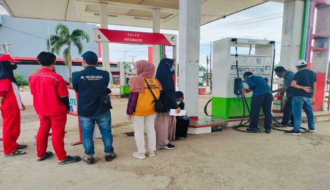 Tim pengawas dari PT Pertamina, Meteorologi, dan Kementerian Perdagangan melakukan inspeksi di SPBU Rama Barru setelah ditemukan dugaan kecurangan dalam takaran BBM, Kamis (13/3/2025).