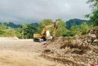 Sebuah alat berat terlihat masih beroperasi di lokasi tambang di Dusun Tamangesang, Desa Botolempangan, Kecamatan Bontoa, Maros