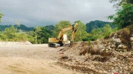 Sebuah alat berat terlihat masih beroperasi di lokasi tambang di Dusun Tamangesang, Desa Botolempangan, Kecamatan Bontoa, Maros