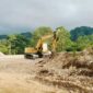 Sebuah alat berat terlihat masih beroperasi di lokasi tambang di Dusun Tamangesang, Desa Botolempangan, Kecamatan Bontoa, Maros