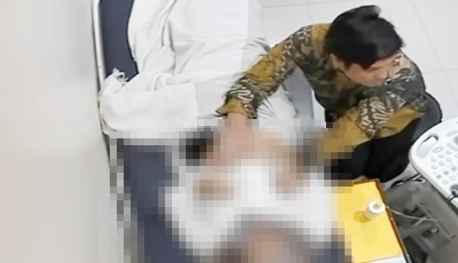 Tangkapan layar video viral dokter kandungan raba buah dada pasien