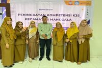 Para peserta dan narasumber berfoto bersama usai kegiatan Seminar Peningkatan Kompetensi K3S Kecamatan Manggala, yang digelar di Aula Penerbit Erlangga, Makassar, Selasa (29/4/2025).