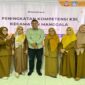 Para peserta dan narasumber berfoto bersama usai kegiatan Seminar Peningkatan Kompetensi K3S Kecamatan Manggala, yang digelar di Aula Penerbit Erlangga, Makassar, Selasa (29/4/2025).