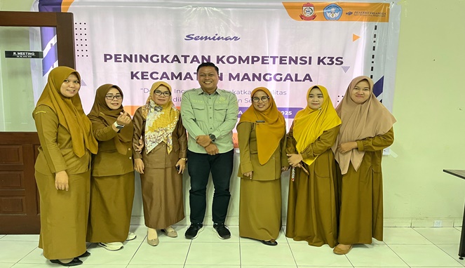 Para peserta dan narasumber berfoto bersama usai kegiatan Seminar Peningkatan Kompetensi K3S Kecamatan Manggala, yang digelar di Aula Penerbit Erlangga, Makassar, Selasa (29/4/2025).