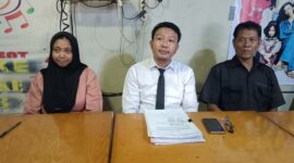 Kuasa Hukum Pedagang Salia, Wawan Nur Rewa saat melakukan konferensi pers di salah satu warkop di Makassar
