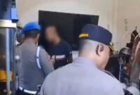 Tangkapan layar video oknum polisi botak saat digerebek istri sah 