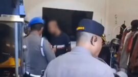 Tangkapan layar video oknum polisi botak saat digerebek istri sah 