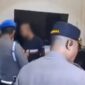 Tangkapan layar video oknum polisi botak saat digerebek istri sah 