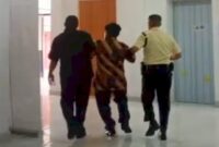 Rektor Atma Jaya Makassar, Wihalminus Sombo Layuk saat diseret dari ruang rapat (Ist)