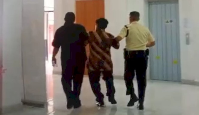 Rektor Atma Jaya Makassar, Wihalminus Sombo Layuk saat diseret dari ruang rapat (Ist)