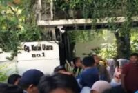 Sejumlah warga dan pendemo memadati depan rumah pribadi mantan Presiden Ri ke-7, Joko Widodo atau Jokowi.