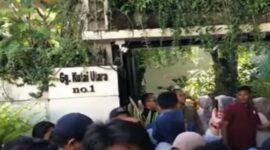 Sejumlah warga dan pendemo memadati depan rumah pribadi mantan Presiden Ri ke-7, Joko Widodo atau Jokowi.
