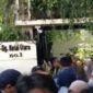 Sejumlah warga dan pendemo memadati depan rumah pribadi mantan Presiden Ri ke-7, Joko Widodo atau Jokowi.