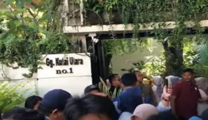 Sejumlah warga dan pendemo memadati depan rumah pribadi mantan Presiden Ri ke-7, Joko Widodo atau Jokowi.