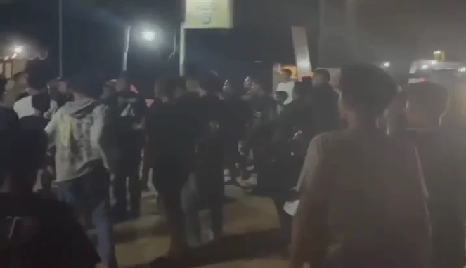 Tangkapan Layar Video : Warga berkerumunan di lokasi kejadian (Ist)