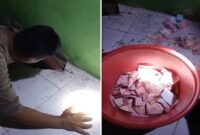 Foto Kolase : Seorang pria membongkar lantai rumah dan menemukan uang tunai Rp22 juta hasil panen yang selama ini hilang. 