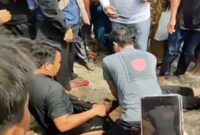 Warga berupaya memberikan pertolongan pertama kepada korban tenggelam di Pantai Ammani, Pinrang, Sabtu (5/4/2025).
