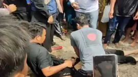 Warga berupaya memberikan pertolongan pertama kepada korban tenggelam di Pantai Ammani, Pinrang, Sabtu (5/4/2025).