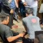 Warga berupaya memberikan pertolongan pertama kepada korban tenggelam di Pantai Ammani, Pinrang, Sabtu (5/4/2025).