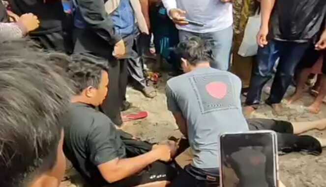 Warga berupaya memberikan pertolongan pertama kepada korban tenggelam di Pantai Ammani, Pinrang, Sabtu (5/4/2025).