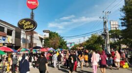 Aktiivtas warga dan pelaku UMKM di area Car Free Day (CFD) Boulevard Makassar