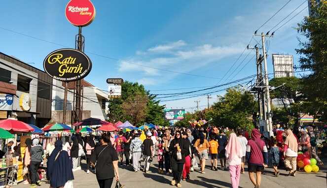 Aktiivtas warga dan pelaku UMKM di area Car Free Day (CFD) Boulevard Makassar