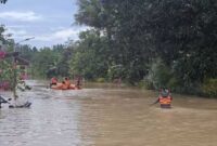 Petugas menyiagakan perahu karet untuk membantu warga terdampak banjir (Foto: BNPB)
