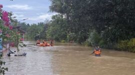 Petugas menyiagakan perahu karet untuk membantu warga terdampak banjir (Foto: BNPB)