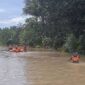Petugas menyiagakan perahu karet untuk membantu warga terdampak banjir (Foto: BNPB)