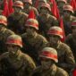 Pasukan militer Iran berbaris dengan membawa bendera merah dalam formasi siaga tempur.