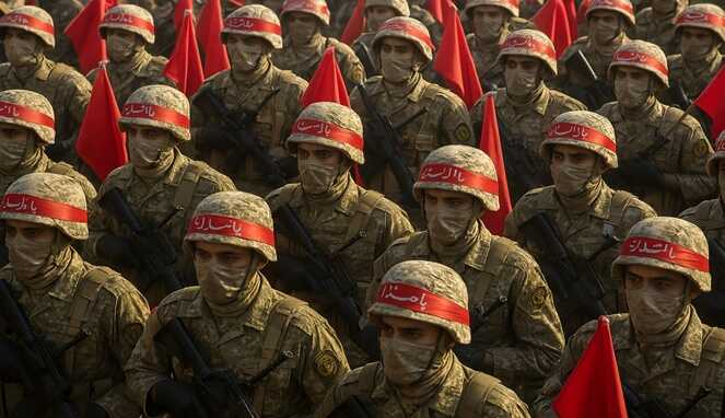 Pasukan militer Iran berbaris dengan membawa bendera merah dalam formasi siaga tempur.