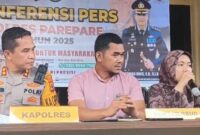 Kapolres Parepare AKBP Arman Muis (kiri) dan dr. Nirmalasari (kanan) saat memberikan keterangan dalam konferensi pers di Polres Parepare terkait meninggalnya tahanan narkoba berinisial MR. (Foto Humas Polres Parepare)