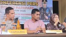 Kapolres Parepare AKBP Arman Muis (kiri) dan dr. Nirmalasari (kanan) saat memberikan keterangan dalam konferensi pers di Polres Parepare terkait meninggalnya tahanan narkoba berinisial MR. (Foto Humas Polres Parepare)