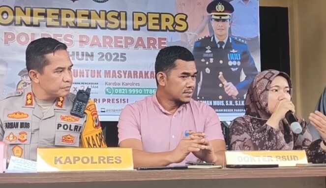 Kapolres Parepare AKBP Arman Muis (kiri) dan dr. Nirmalasari (kanan) saat memberikan keterangan dalam konferensi pers di Polres Parepare terkait meninggalnya tahanan narkoba berinisial MR. (Foto Humas Polres Parepare)