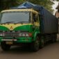 Foto ilustrasi - Truk 10 roda pengangkut barang masuk ke lorong-lorong di Makassar.