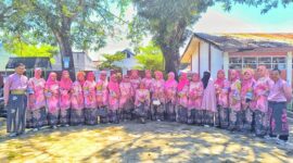 Para guru SDN Parinring Makassar berpose bersama usai mengikuti upacara Hari Pendidikan Nasional (Hardiknas) 2025.