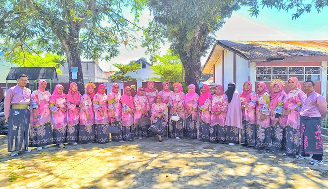 Para guru SDN Parinring Makassar berpose bersama usai mengikuti upacara Hari Pendidikan Nasional (Hardiknas) 2025.