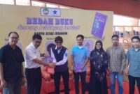 Para peserta dan narasumber berfoto bersama dalam kegiatan Bedah Buku "Seorang Lelaki yang Berkisah" karya Ilyas Ibrahim, yang digelar di Gedung Layanan Perpustakaan Umum Kabupaten Gowa