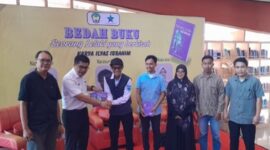 Para peserta dan narasumber berfoto bersama dalam kegiatan Bedah Buku 