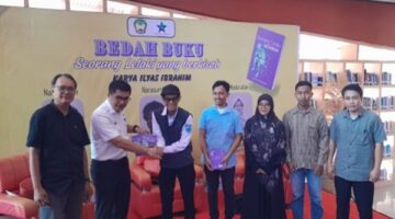 Para peserta dan narasumber berfoto bersama dalam kegiatan Bedah Buku 