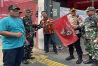 Petugas saat menurunkan bendera ormas di Jakarta (Foto: Polres Metro Jakpus)
