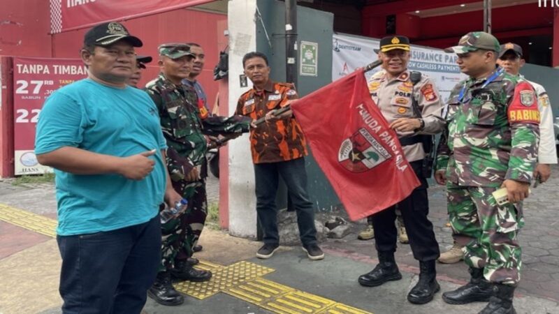 Petugas saat menurunkan bendera ormas di Jakarta (Foto: Polres Metro Jakpus)