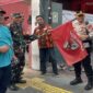 Petugas saat menurunkan bendera ormas di Jakarta (Foto: Polres Metro Jakpus)