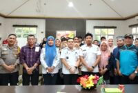 Camat Panakkukang bersama jajaran Forkopimcam, perwakilan OPD, pengelola CFD Boulevard, dan Forum Pedagang UMKM saat rapat penataan pedagang CFD, pada Rabu (7/5/2025).