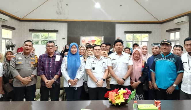 Camat Panakkukang bersama jajaran Forkopimcam, perwakilan OPD, pengelola CFD Boulevard, dan Forum Pedagang UMKM saat rapat penataan pedagang CFD, pada Rabu (7/5/2025).