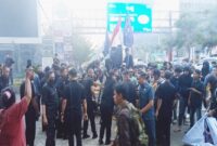 Ratusan mahasiswa menggelar aksi demonstrasi di depan gerbang masuk Hotel Claro Makassar