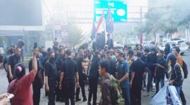 Ratusan mahasiswa menggelar aksi demonstrasi di depan gerbang masuk Hotel Claro Makassar