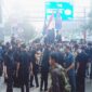 Ratusan mahasiswa menggelar aksi demonstrasi di depan gerbang masuk Hotel Claro Makassar