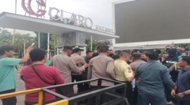 Aksi unjuk rasa mahasiswa di depan Hotel Claro Makassar berujung ricuh